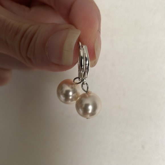 💥10/$10 Huggie hoop pearl earrings free with bundle - Picture 5 of 9